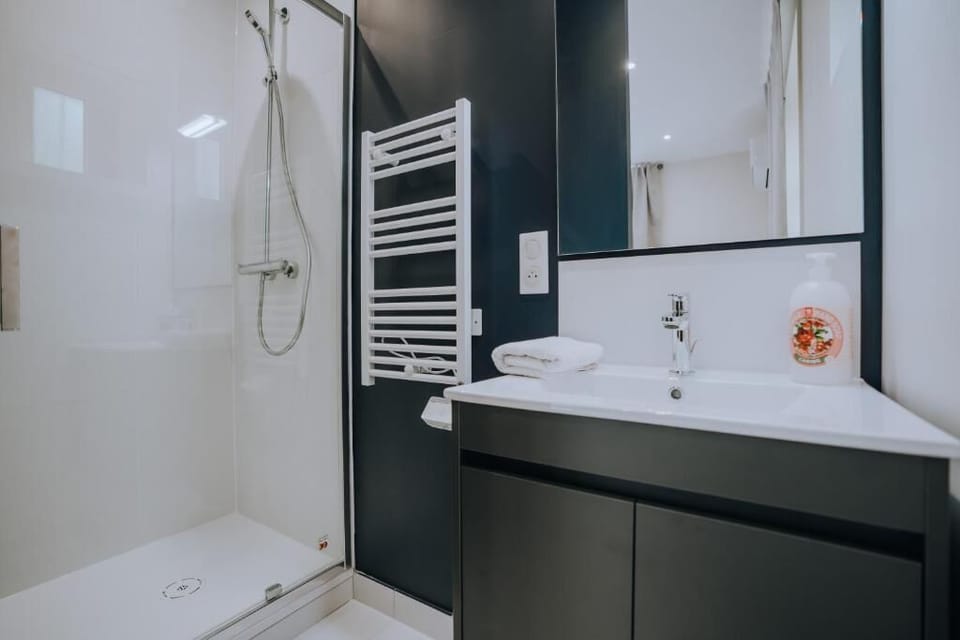 Standard Double Room, Courtyard View | Bathroom