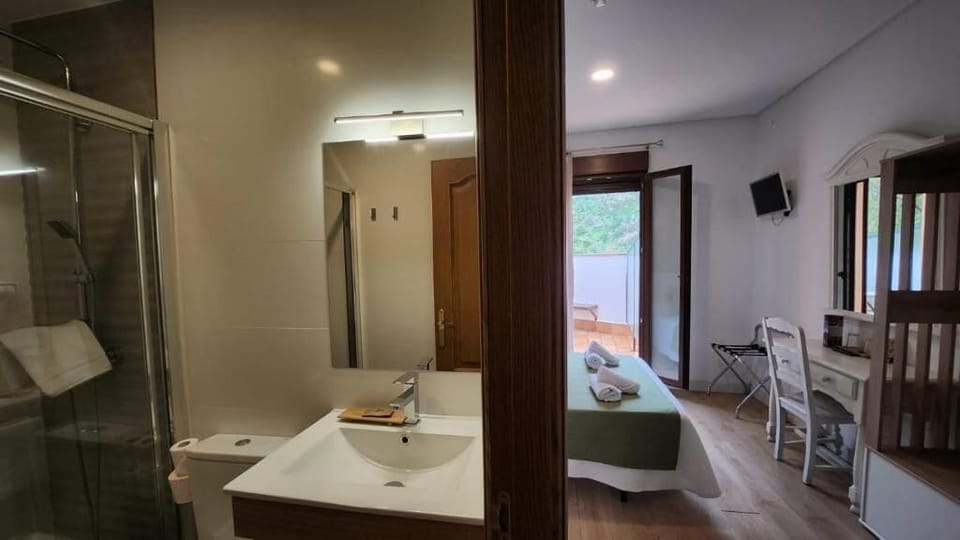 Standard Double Room, Balcony, Garden View | Bathroom | Shower, free toiletries, hair dryer, towels