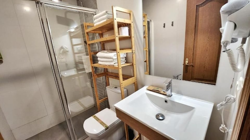 Triple Room | Bathroom | Shower, free toiletries, hair dryer, towels