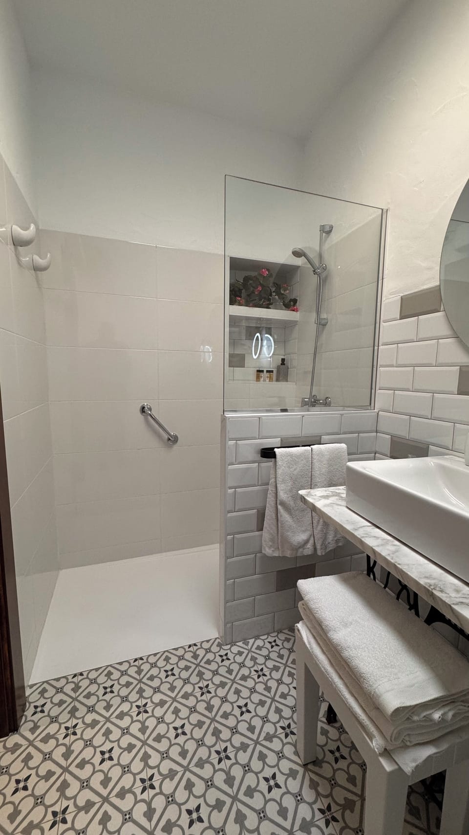 Comfort Double Room, 2 Bedrooms | Bathroom | Shower, free toiletries, hair dryer, towels