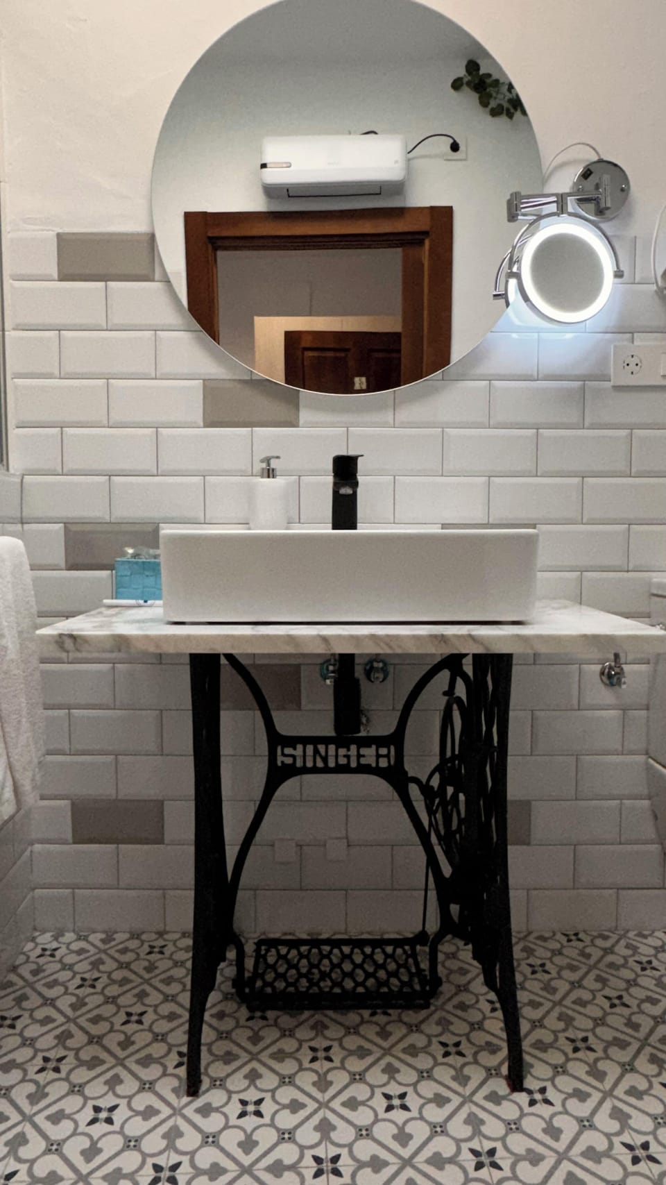 Comfort Double Room, 2 Bedrooms | Bathroom | Shower, free toiletries, hair dryer, towels
