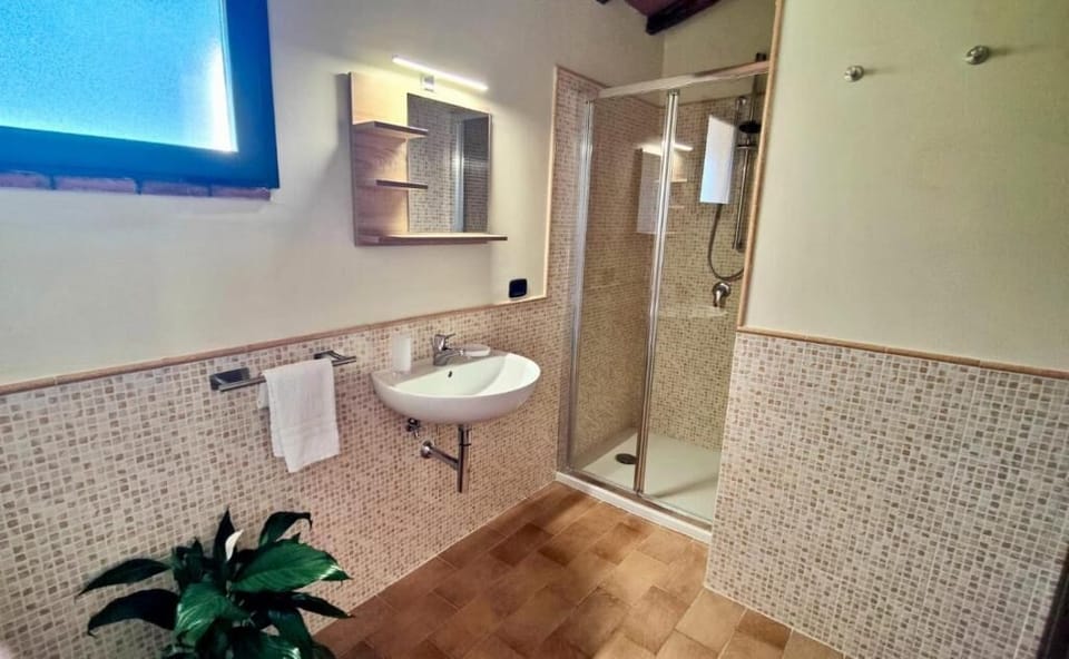 Comfort Double or Twin Room, Garden View | Bathroom | Shower, free toiletries, hair dryer, bidet