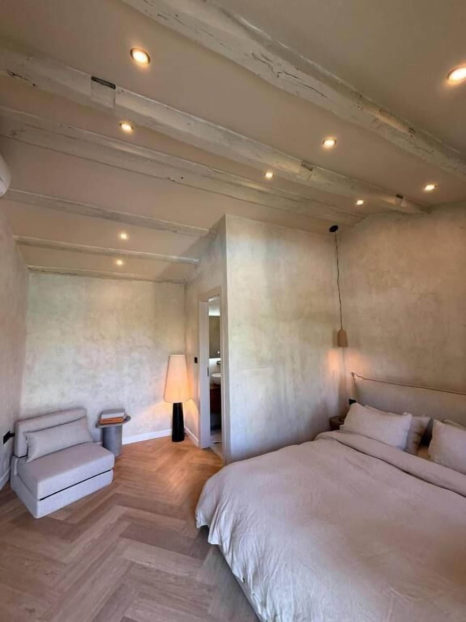 Premium bedding, minibar, blackout drapes, free cribs/infant beds