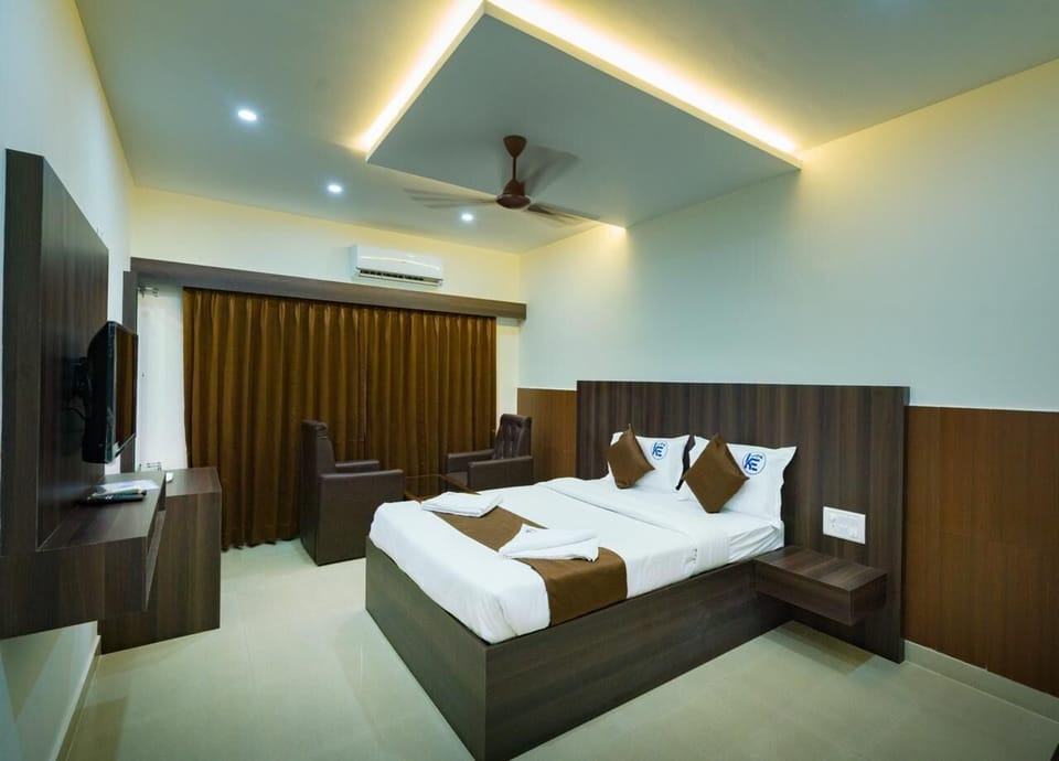 In-room safe, laptop workspace, blackout drapes, WiFi (free)