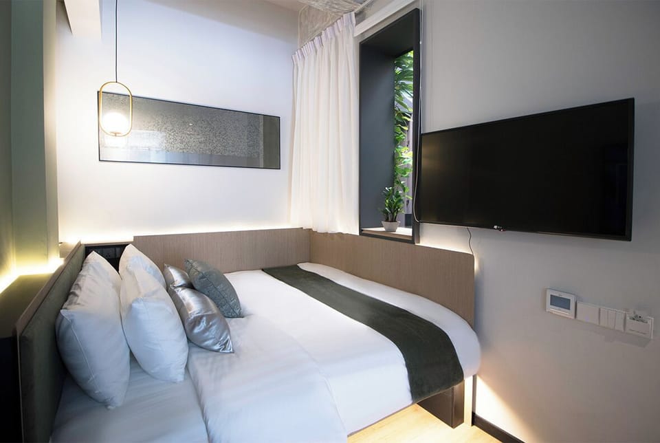 Deluxe Room, 1 King Bed | Minibar (free items), in-room safe, blackout drapes, WiFi (free)