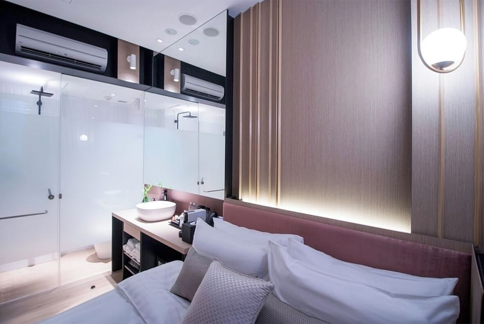 Superior Room, 1 Queen Bed | Bathroom | Shower, hair dryer, slippers, towels