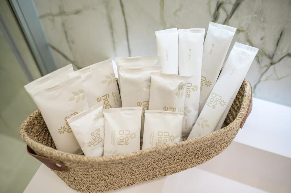 Shower, rainfall showerhead, free toiletries, hair dryer