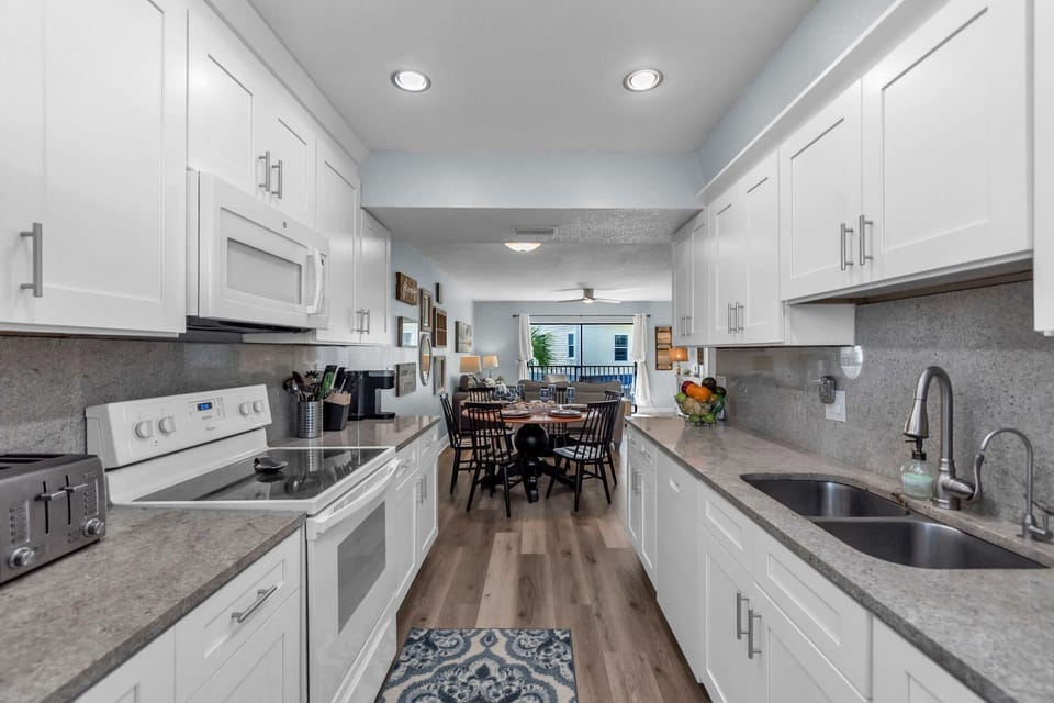 Villa, Multiple Beds (Bayview Villas - Bayview Shores) | Private kitchen
