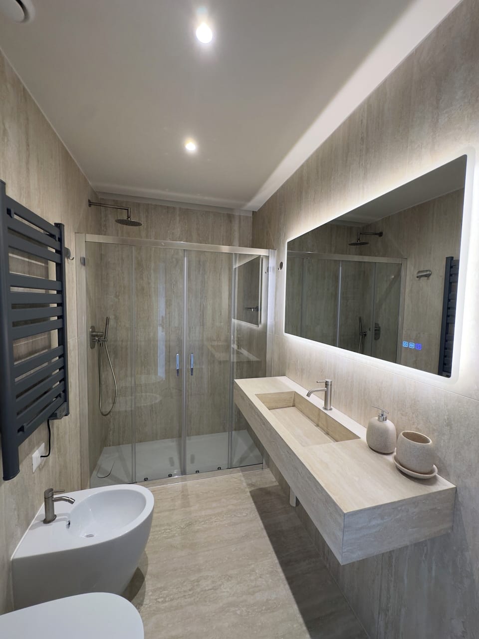 Deluxe Triple Room | Bathroom | Shower, hair dryer, bidet, towels