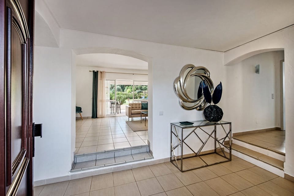 4 Beds, Golf Views, Optional Pool Heating Villa in Quarteira