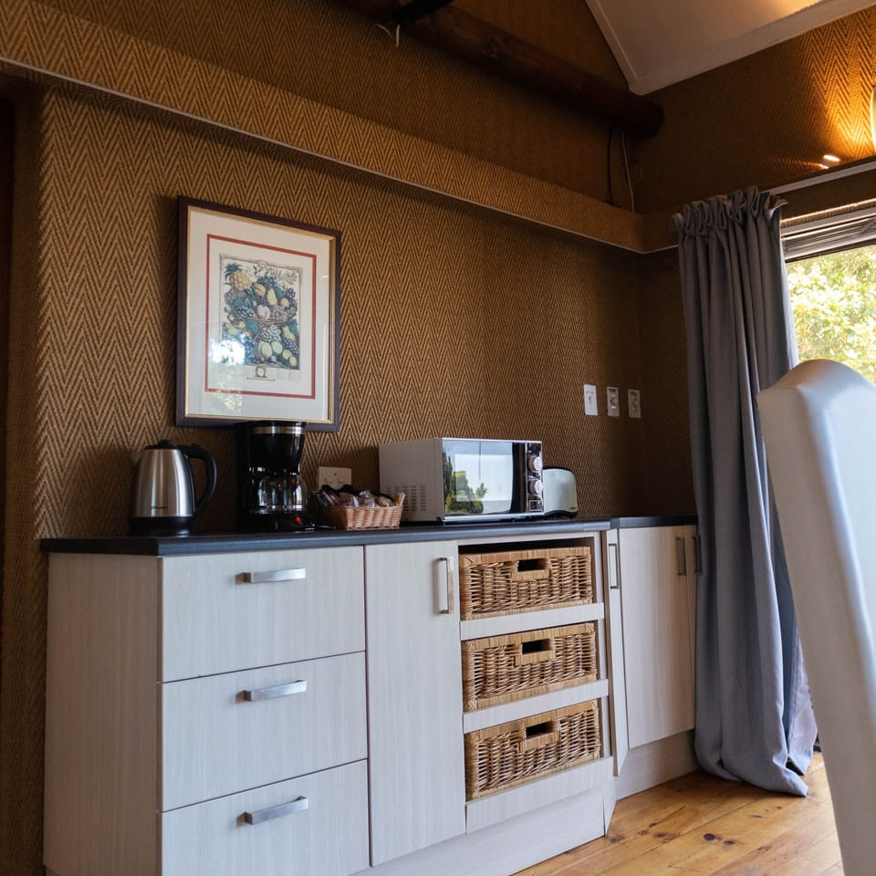 Cottage (Self-catering) | Private kitchen | Electric kettle