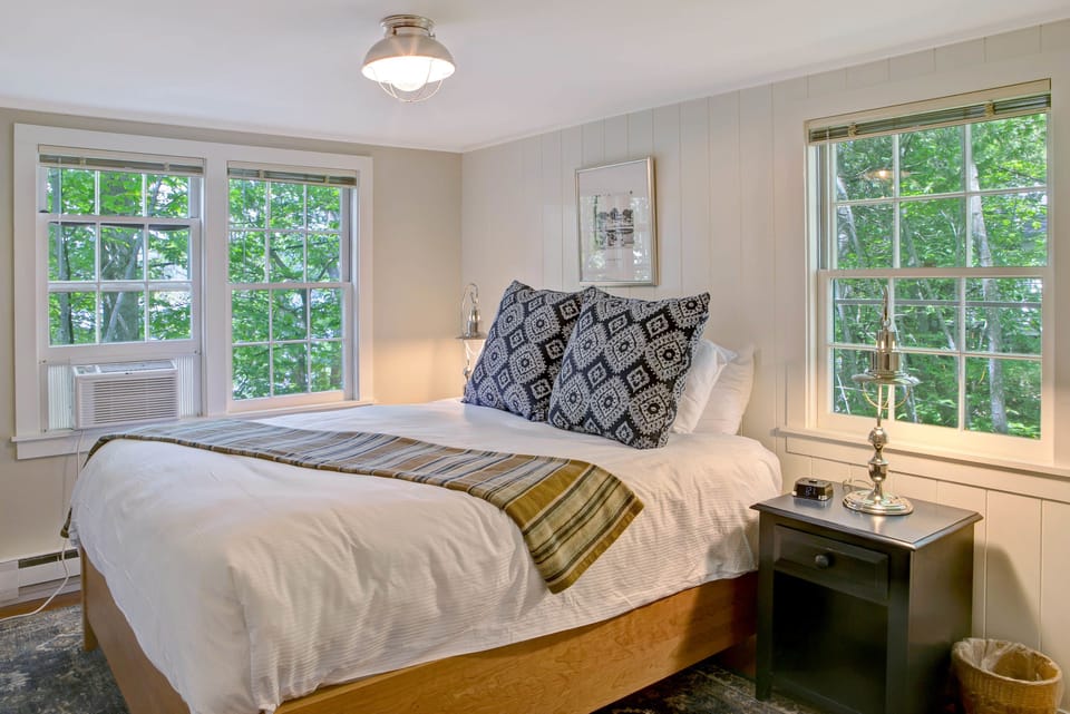 Deluxe Room, 1 Twin Bed, Lake View (One Bedroom Cottage - Lake View) | Lake view