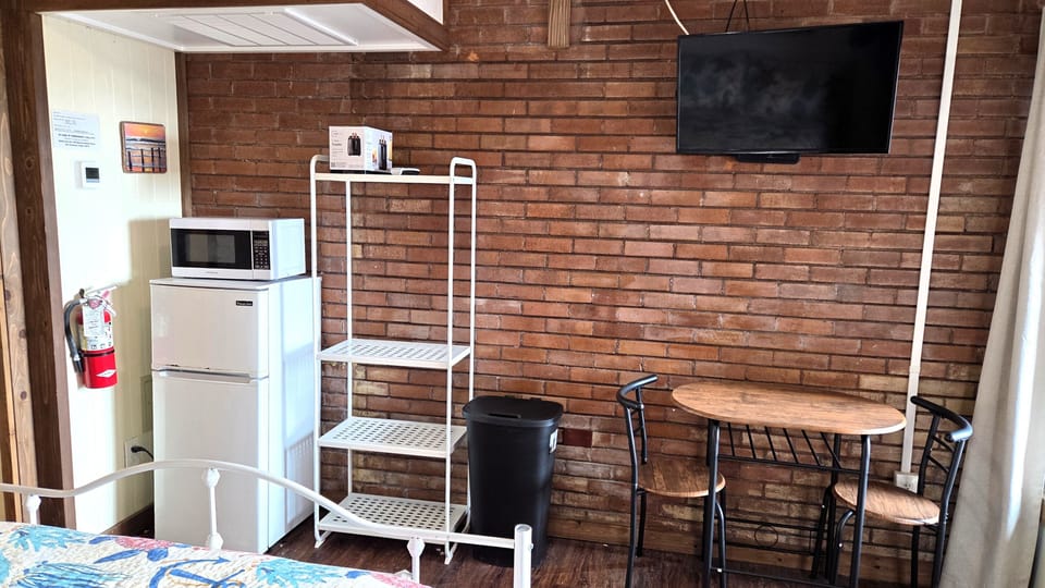 DirecTV, wireless internet, and a kitchenette/dining area are provided.