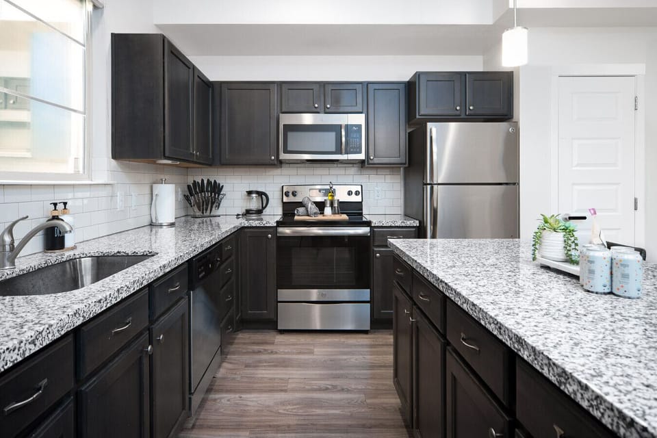 Fully stocked kitchen with all that you need. Pots, pans, bakeware, salt +pepper, and olive oil!!