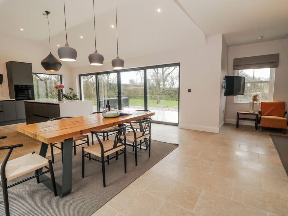 Cottage | Dining