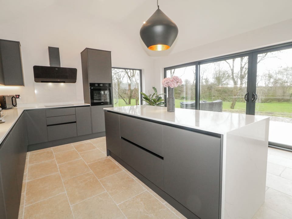 Cottage | Private kitchen | Dishwasher, cookware/dishes/utensils