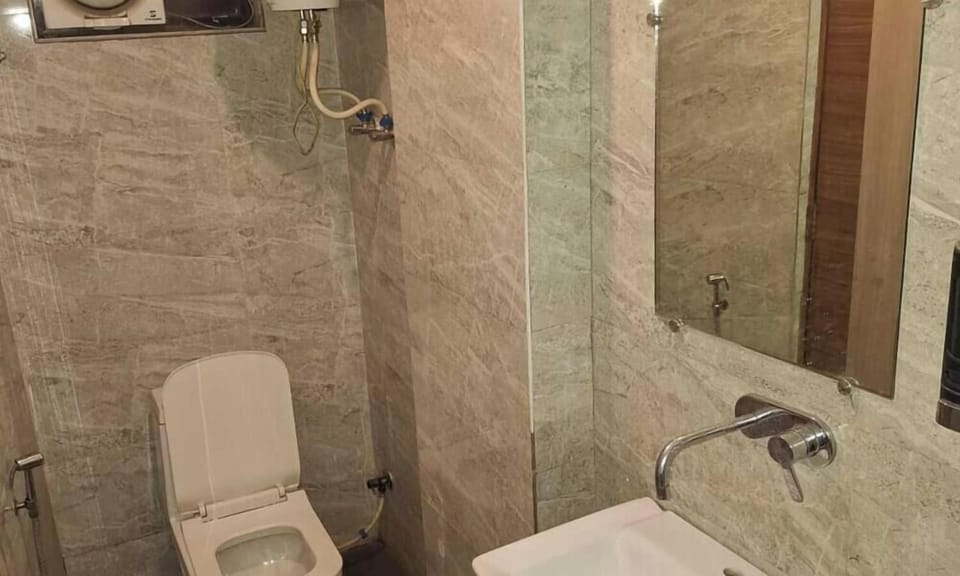 Deluxe Room | Bathroom | Shower, soap, toilet paper