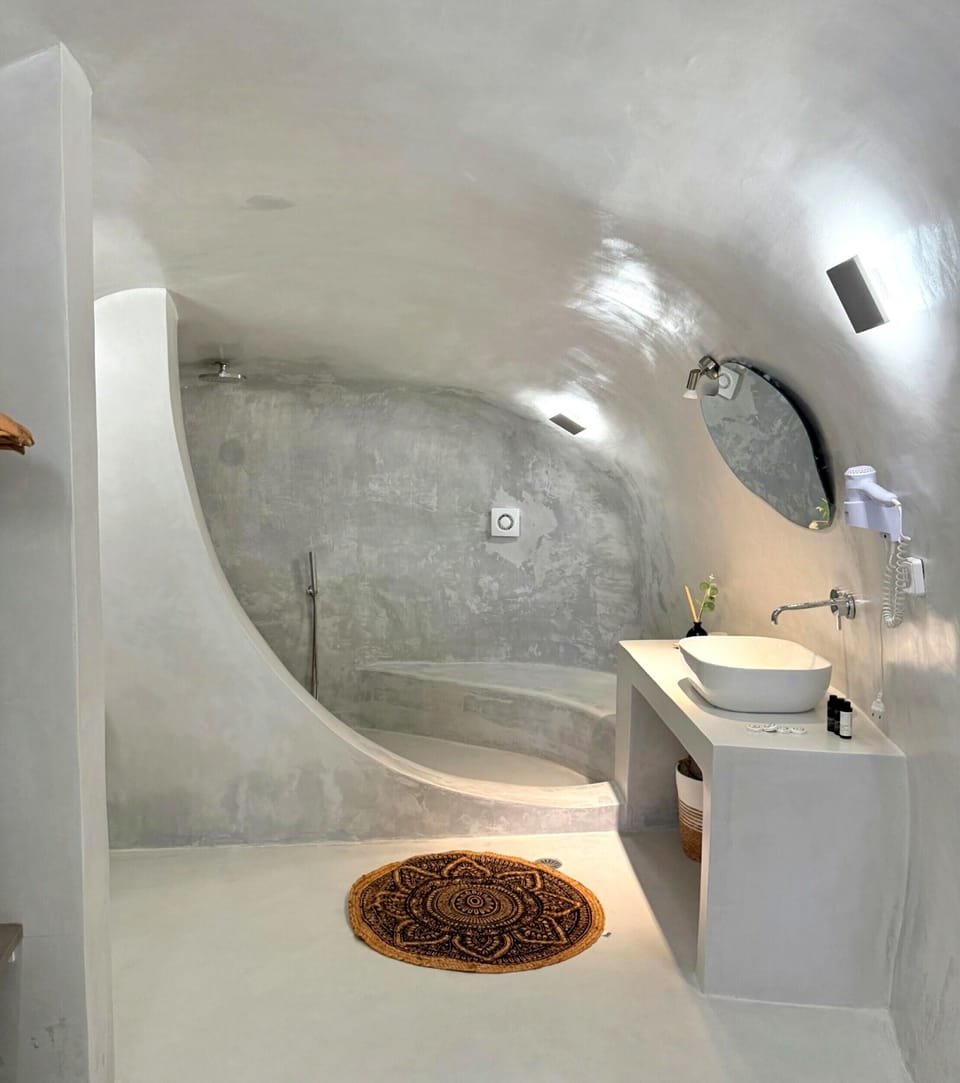 Superior Quadruple Room | Bathroom | Shower, free toiletries, hair dryer, towels