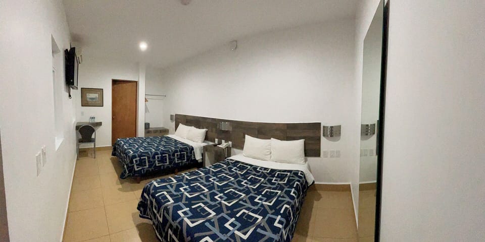 Estandar Cuadruple | Desk, laptop workspace, iron/ironing board, free WiFi