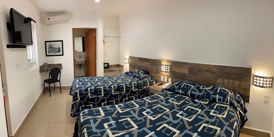 Estandar Triple | Desk, laptop workspace, iron/ironing board, free WiFi