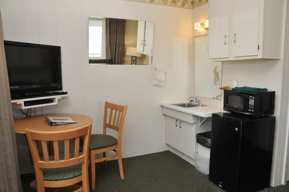 C-Section Suite, King size bed + sofa queen bed, second floor with balcony, oceanfront | Living area | 32-inch flat-screen TV with cable channels, TV