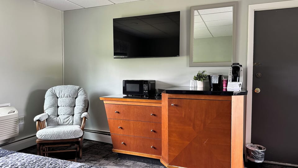 Room, 1 Queen Bed | Living area | Flat-screen TV