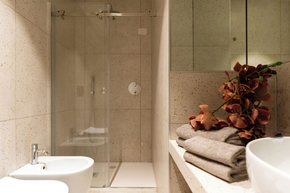 Superior Single Room, Balcony | Bathroom | Shower, free toiletries, hair dryer, bidet