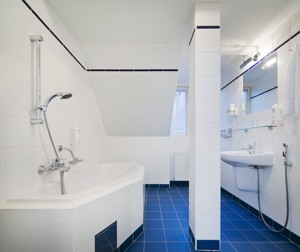 Junior Suite, Annex Building | Bathroom | Free toiletries, hair dryer, towels
