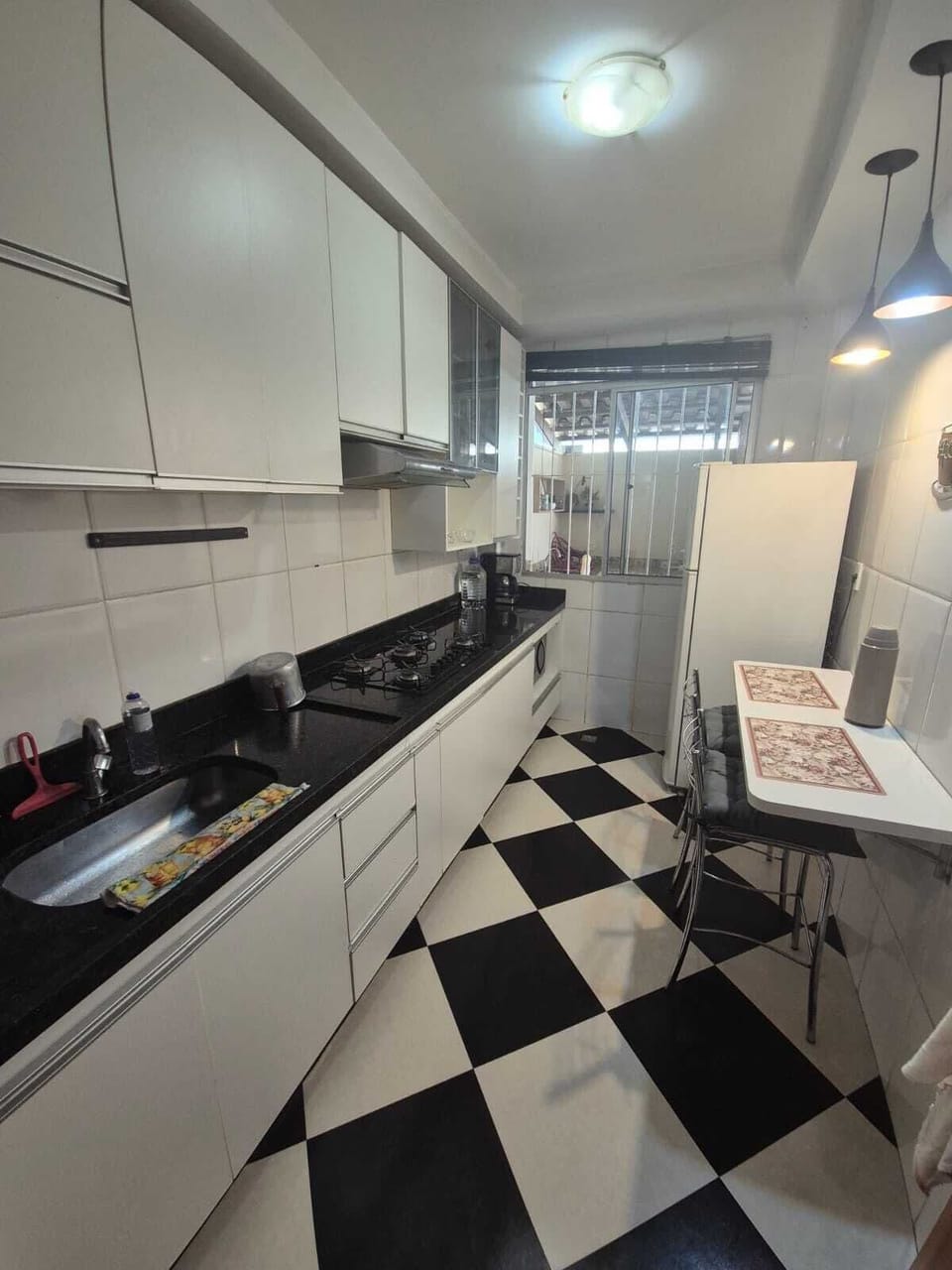Full-size fridge, microwave, oven, stovetop