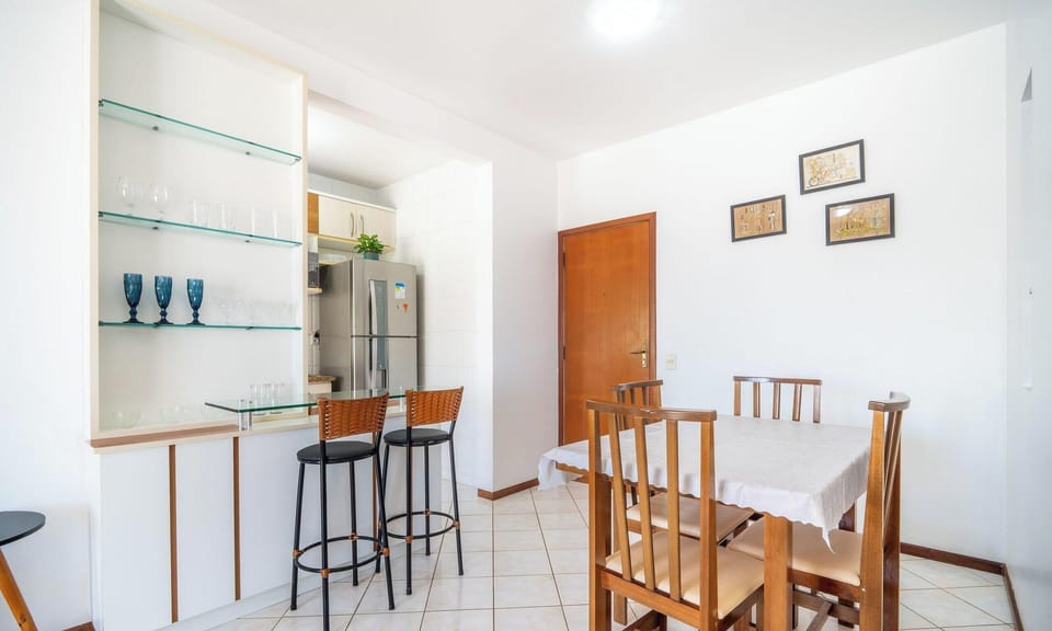 Basic Apartment | Dining