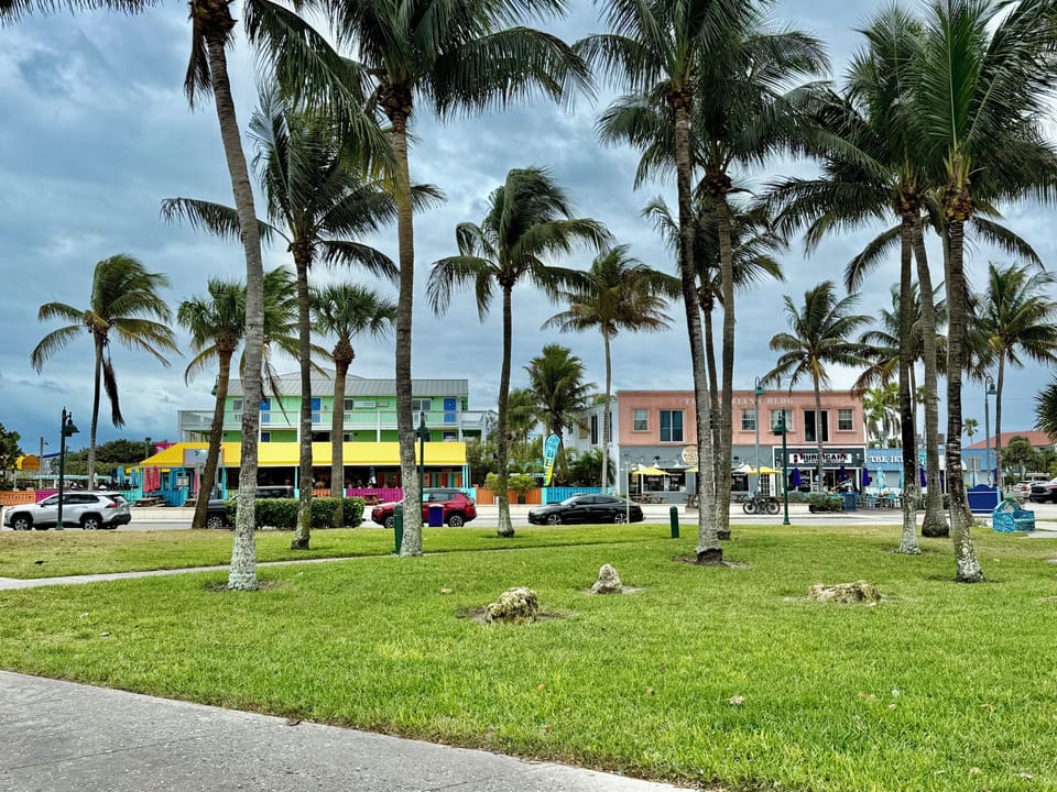 Restaurants and casual beach bars on the water just up the road!