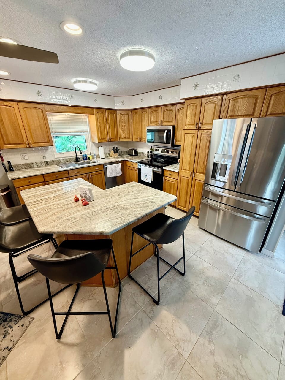 A spacious, fully equipped kitchen. 