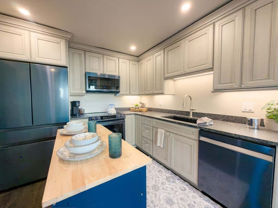 upgraded cabinets, appliances and cookware 