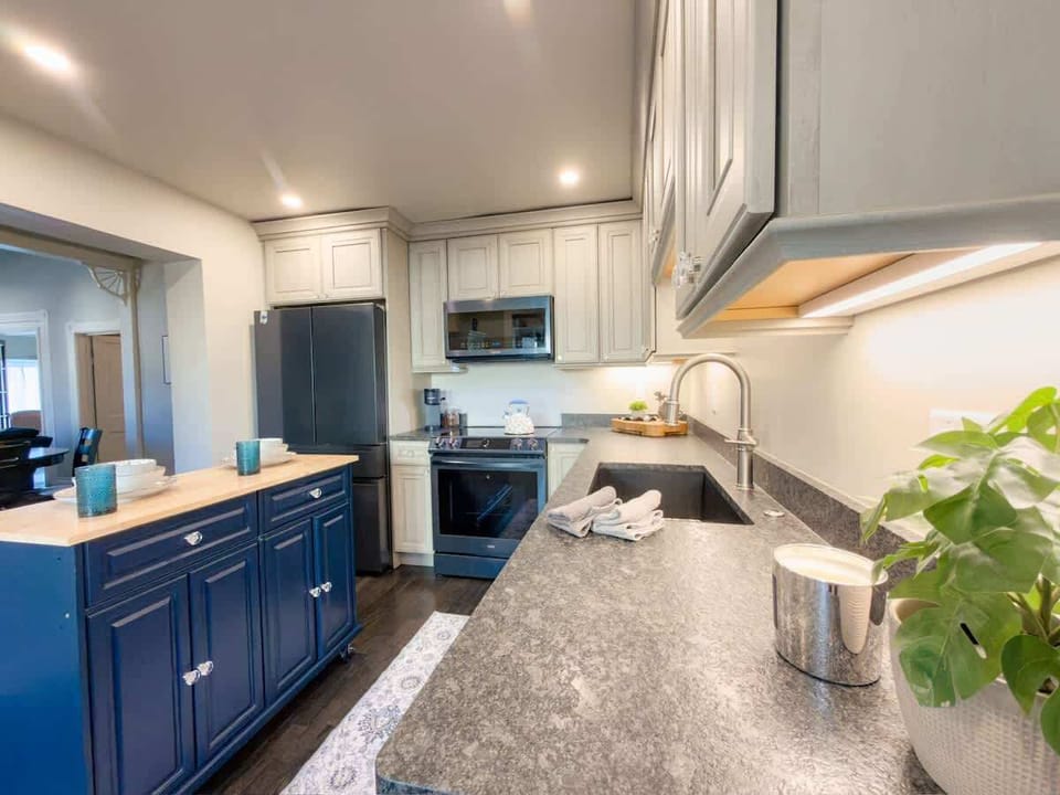 plenty of space to cooking and prepping meals