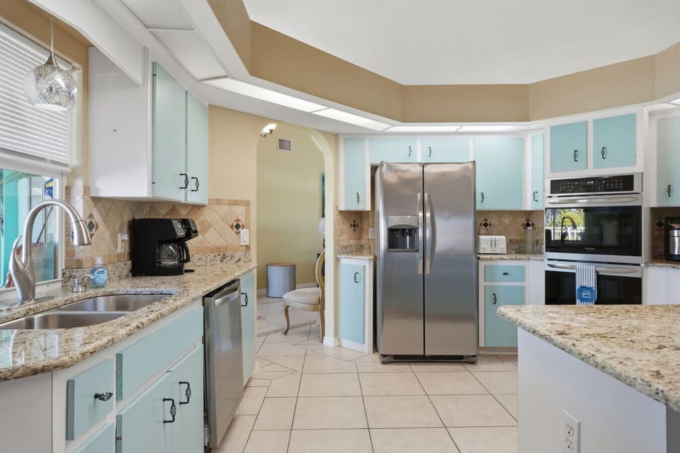 Kitchen | Granite Counters, Stainless Appliances & Ample Storage