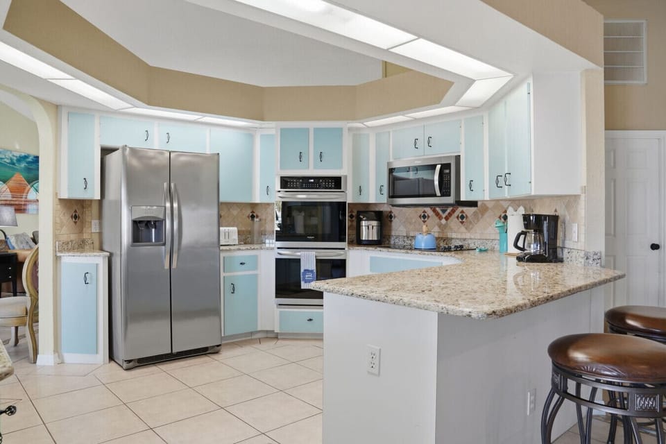 Kitchen | Granite Counters, Stainless Appliances & Ample Storage