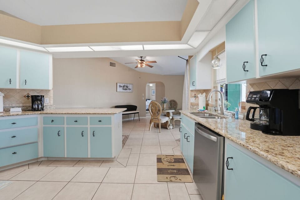 Kitchen | Granite Counters, Stainless Appliances & Ample Storage