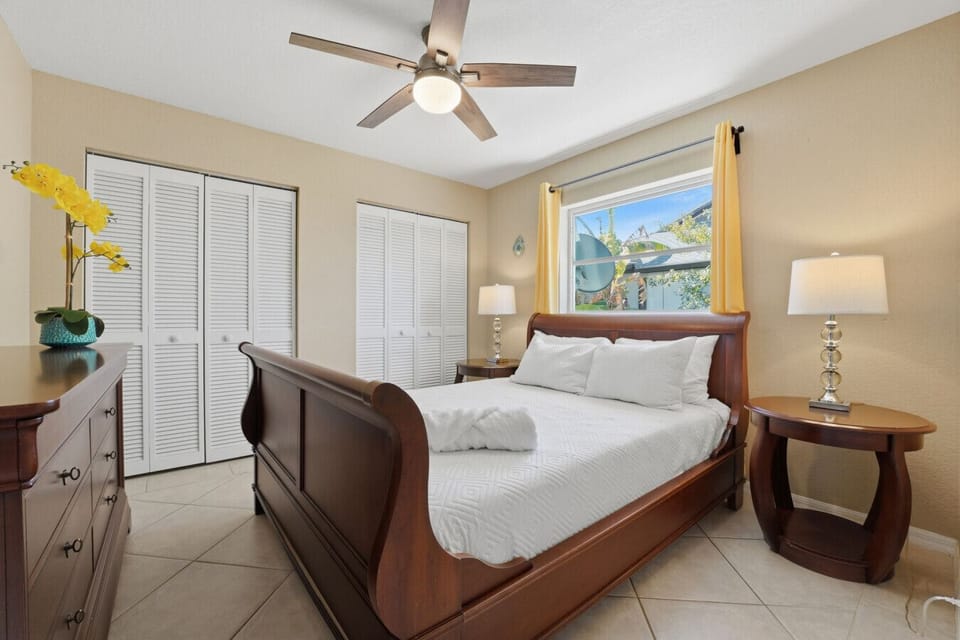 Bedroom 2 | Queen Bed, Ample Closet Space & Ceiling Fan