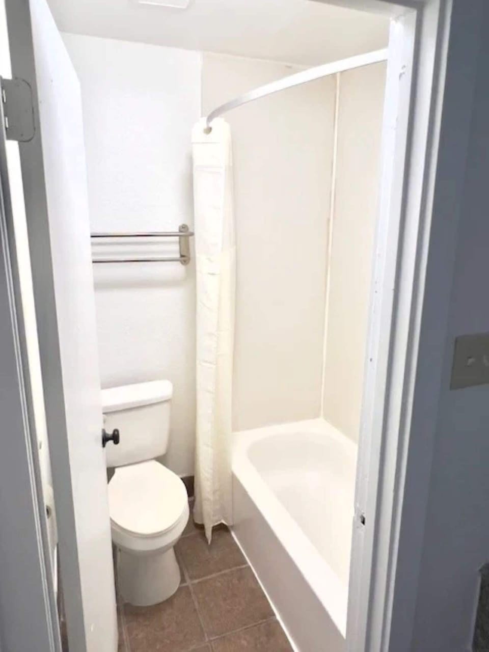 Classic Single Room | Bathroom | Towels, toilet paper