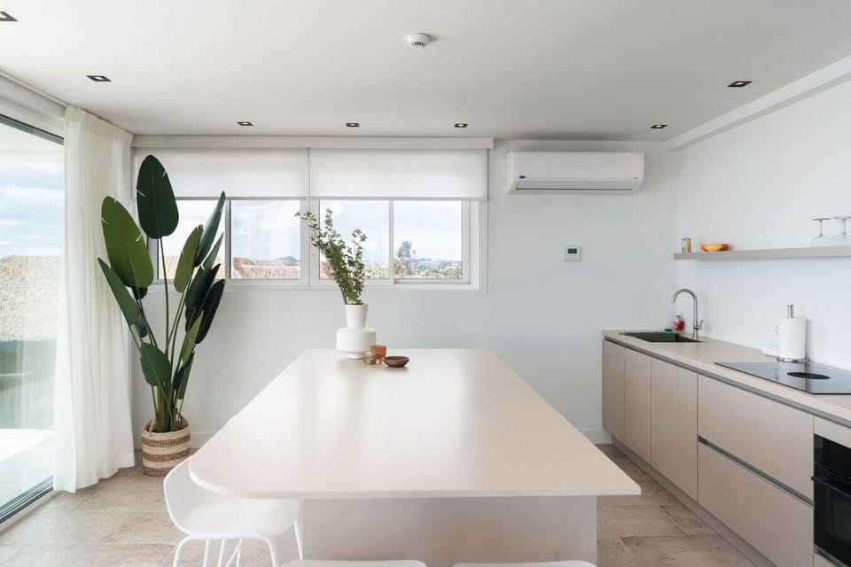 Open, airy, and effortlessly coastal—this space brings the beach to your doorstep and the chill vibes to your kitchen.