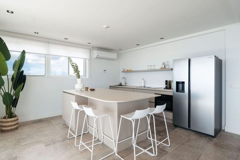 With a sleek, contemporary design, the kitchen comes fully equipped with state-of-the-art appliances, making it ideal for preparing anything from a simple breakfast or quick snack to a gourmet 3-course dinner.
