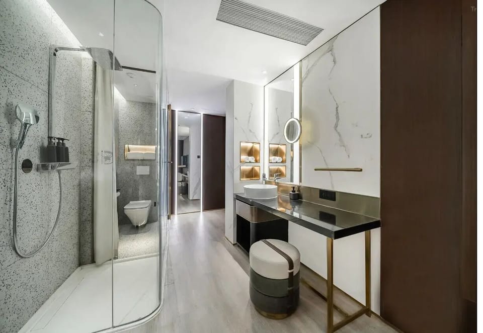 Superior Twin Room | Bathroom | Shower, free toiletries, slippers, towels