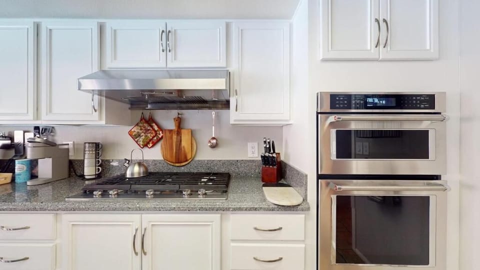 Family Apartment, Patio, Mountain View | Private kitchen