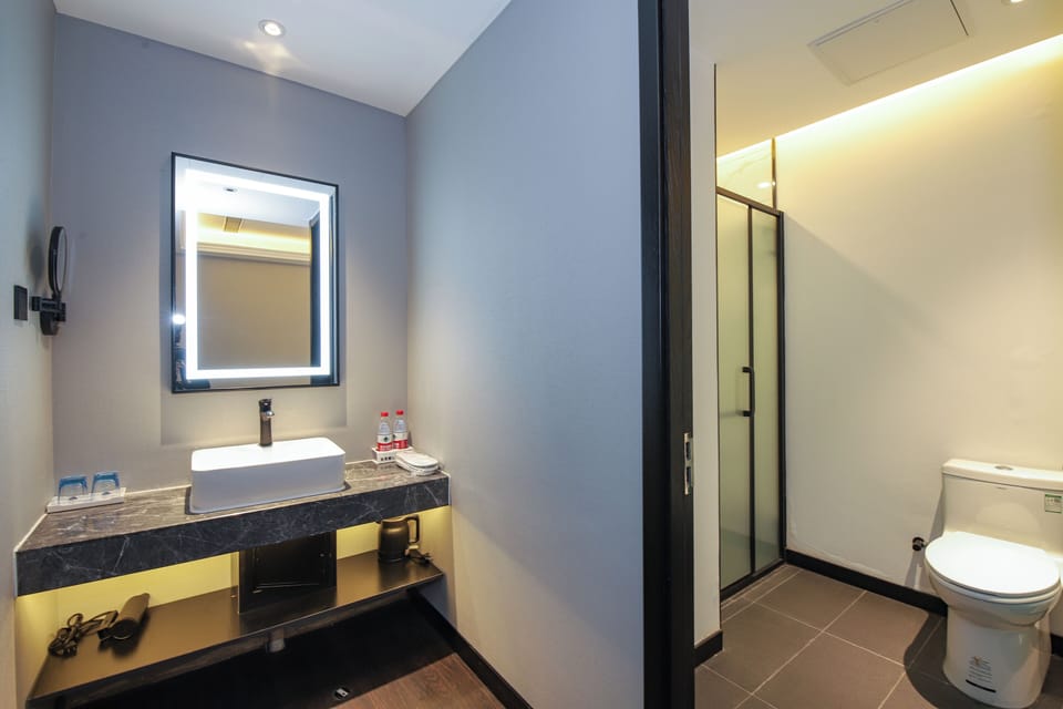 Comfort Double Room | Bathroom | Shower, hair dryer, slippers, towels