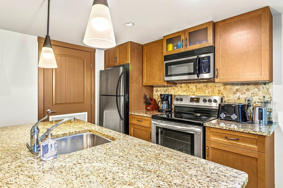 Full kitchen with all essentials to enjoy your favorite meals.