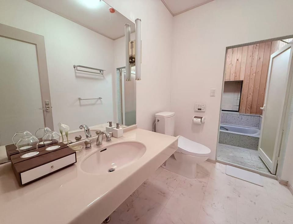 Comfort Twin Room | Bathroom | Rainfall showerhead, free toiletries, hair dryer, slippers