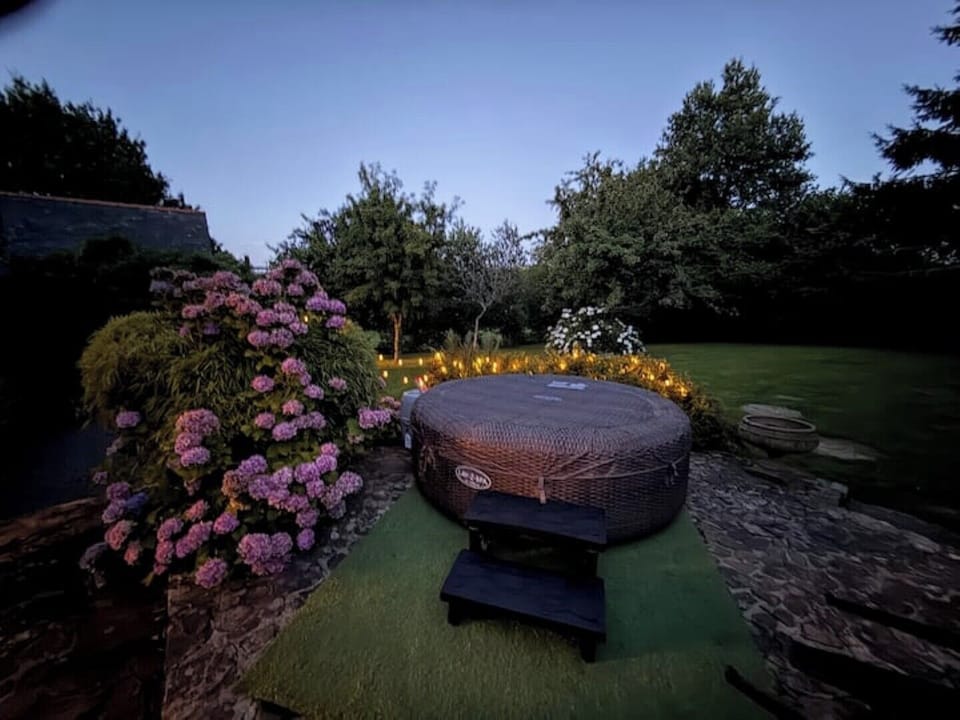 Outdoor spa tub
