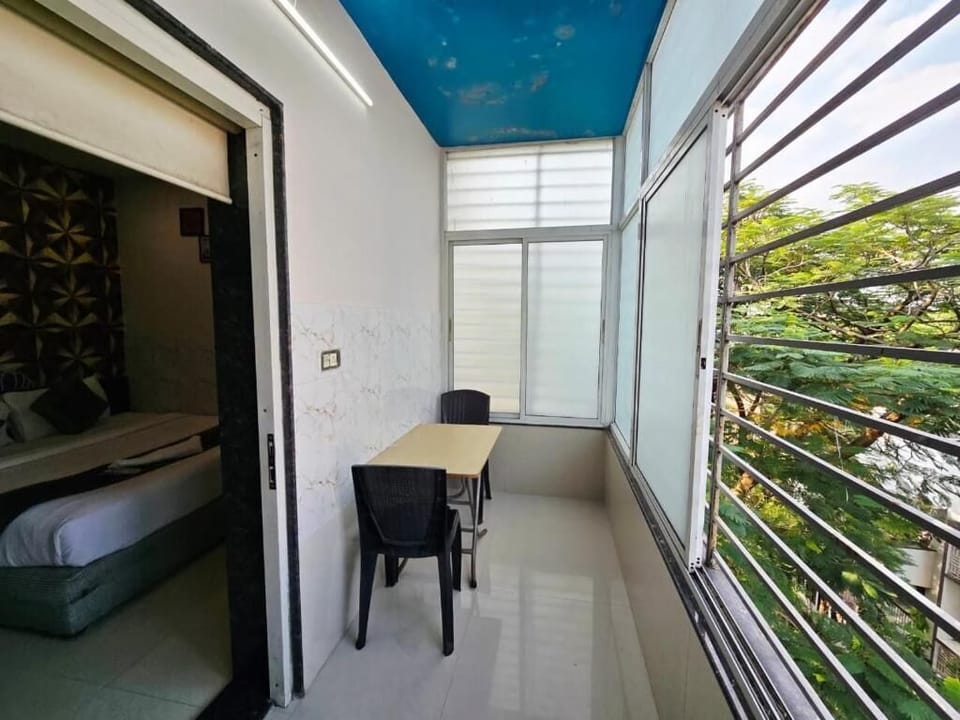 Deluxe Double Room | Dining
