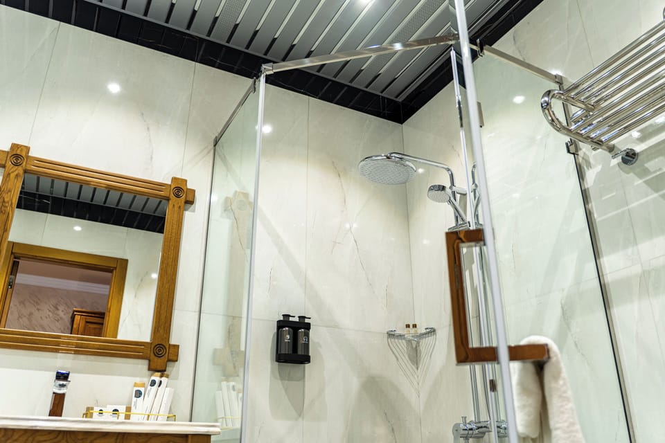 Deluxe Room, Balcony, City View | Bathroom | Free toiletries, hair dryer, towels, soap