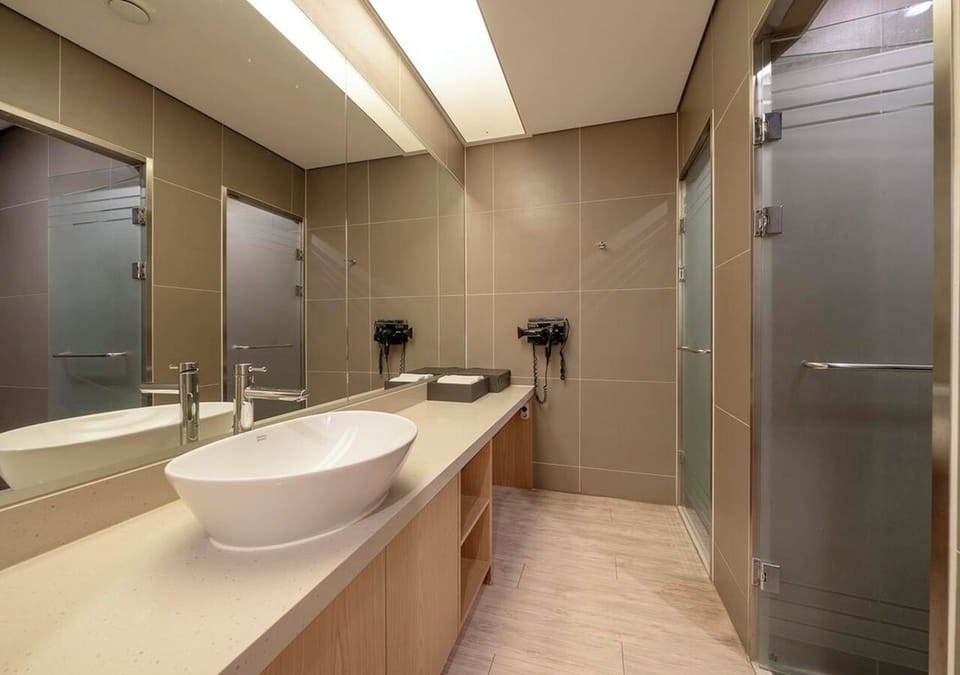 M RTX 3070 Couple PC | Bathroom | Shower, hair dryer, slippers, bidet